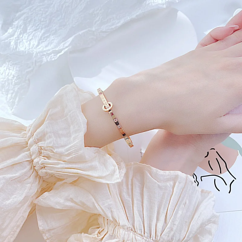 

Европейский и американский модный новый стиль браслет с буквами из титановой стали индивидуальный Универсальный женский браслет