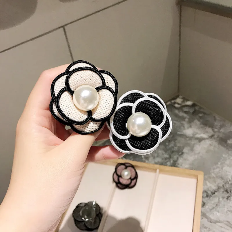 Vintage Pearl Cotton Camellia Flower Brooches Luxury Designer Elegant Mature Character Winter Coat Accessories Pin for Women
Vintage Pearl Cotton Camellia Flower Brooches Luxury Designer Elegant Mature Character Winter Coat Accessories Pin for Women
