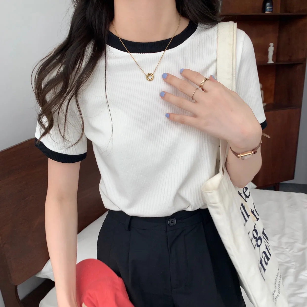 A 2021 round neck loose casual color contrast bottoming shirt women's casual short-sleeved T-shirt top
A 2021 round neck loose casual color contrast bottoming shirt women's casual short-sleeved T-shirt top