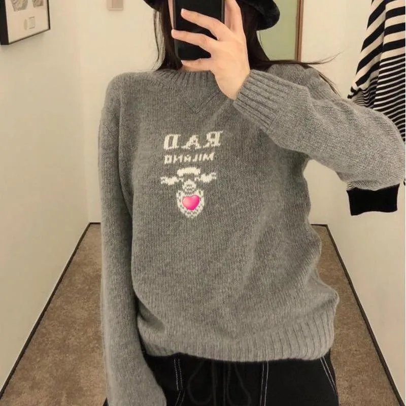 TOP 2022 Fall/winter Letter Jacquard Loose Round Neck Casual Short Wool Sweater Women Pullover Aesthetic Sweater O-Neck Sweater
TOP 2022 Fall/winter Letter Jacquard Loose Round Neck Casual Short Wool Sweater Women Pullover Aesthetic Sweater O-Neck Sweater