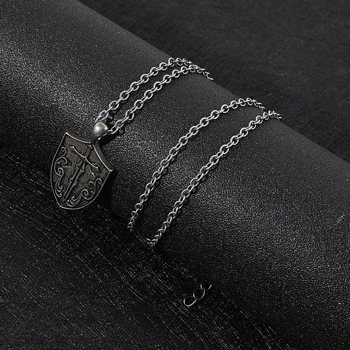 Simple New Shield Sword Pendant Vintage Do Old Necklace for Men Boys Hip Hop Punk Gothic Fashion Trendy Accessories Jewelry Gift
Simple New Shield Sword Pendant Vintage Do Old Necklace for Men Boys Hip Hop Punk Gothic Fashion Trendy Accessories Jewelry Gift