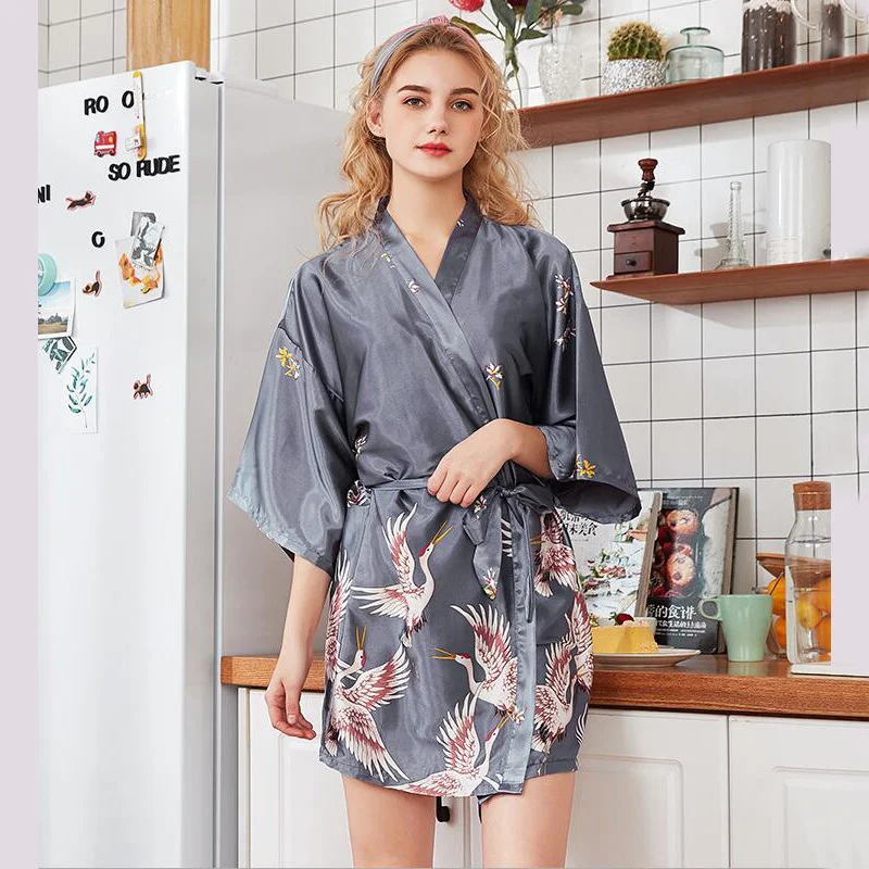 Fashion Women's Summer Mini Kimono Robe Lady Rayon Bath Gown Yukata Nightgown Sleepwear Sleepshirts Pijama Mujer Size M-XXL
Fashion Women's Summer Mini Kimono Robe Lady Rayon Bath Gown Yukata Nightgown Sleepwear Sleepshirts Pijama Mujer Size M-XXL