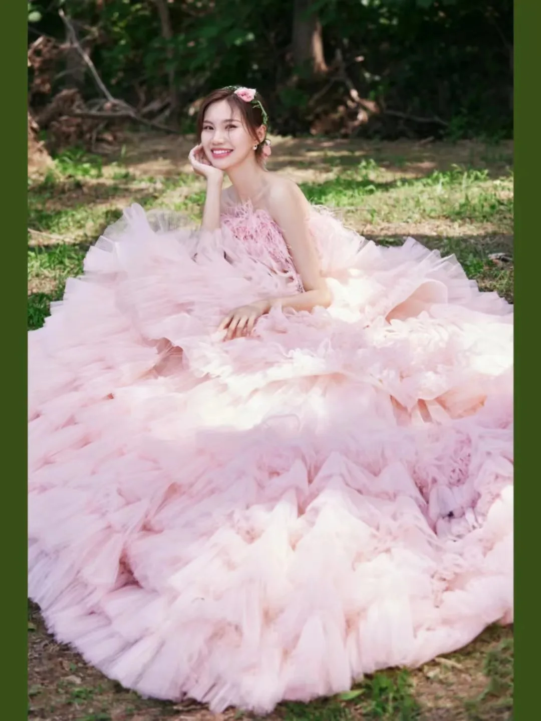 Pink Tiered Tulle Feather Wedding Dresses Sheer Lace up Back Luxury Bridal Gowns Court Train
Pink Tiered Tulle Feather Wedding Dresses Sheer Lace up Back Luxury Bridal Gowns Court Train