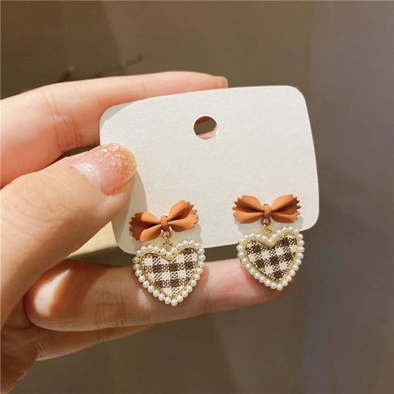 Korean Cute Plaid Pearl Beads Heart Drop Earrings For Women Girls Autumn and Winter Sweet Bowknot Drop Jewelry
Korean Cute Plaid Pearl Beads Heart Drop Earrings For Women Girls Autumn and Winter Sweet Bowknot Drop Jewelry