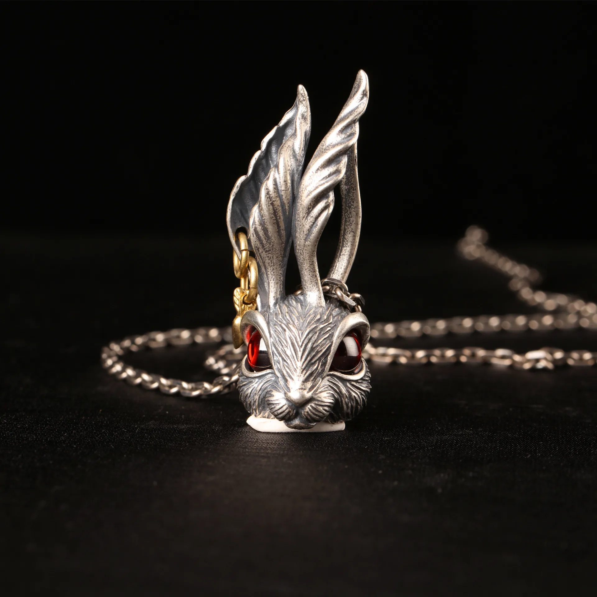 Vintage Rabbit Necklace for Women Men Stainless Steel Animal Red/Blue Eye Long-eared Bunny Pendant Necklace HipHop Punk Jewelry
Vintage Rabbit Necklace for Women Men Stainless Steel Animal Red/Blue Eye Long-eared Bunny Pendant Necklace HipHop Punk Jewelry