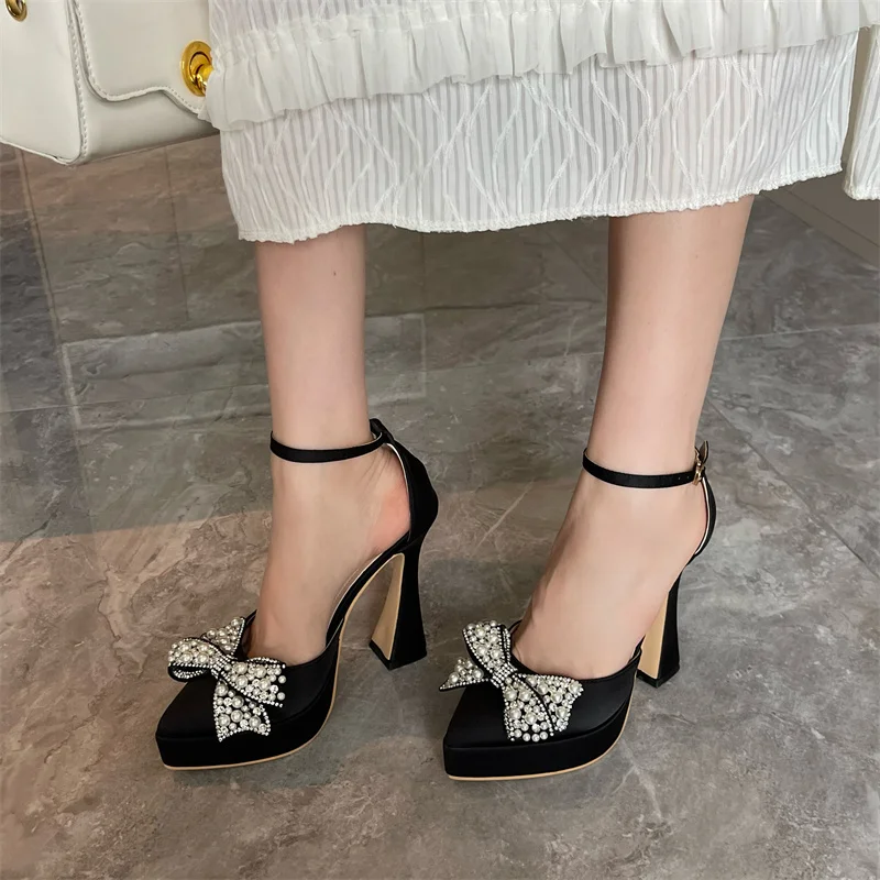 2023 Summer Pointed Waterproof Platform Satin Surface Rhinestone Pearl Bow Banquet Fine High Heeled Shoes Women's Sandals
2023 Summer Pointed Waterproof Platform Satin Surface Rhinestone Pearl Bow Banquet Fine High Heeled Shoes Women's Sandals