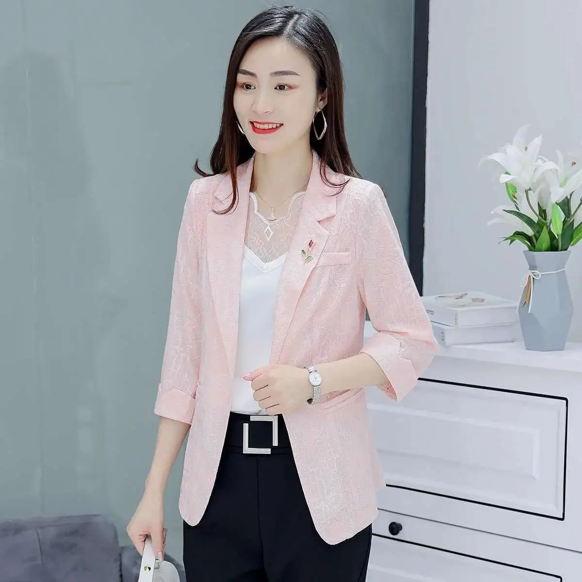 Lace suit Jacket Women's 2022 Spring Summer New Elegant Slim Temperament Short Coat Single button 3/4 sleeves Female Blazer Tops
Lace suit Jacket Women's 2022 Spring Summer New Elegant Slim Temperament Short Coat Single button 3/4 sleeves Female Blazer Tops
