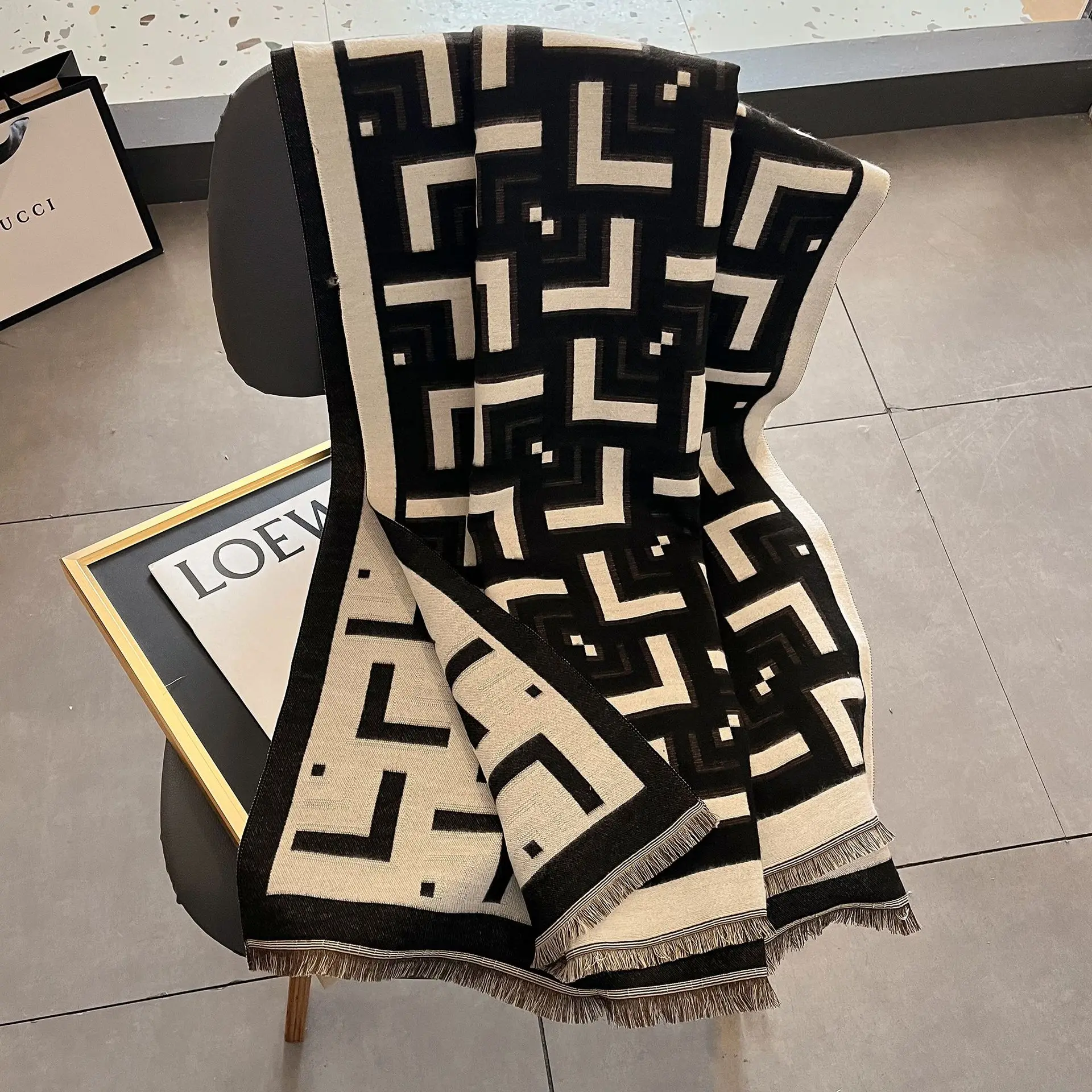 Designer Brand New In Scarf Women's Versatile Letter Thickened Warm Cashmere Shawl Neckwear Scarves шарф Women Luxury Hot Sale
Designer Brand New In Scarf Women's Versatile Letter Thickened Warm Cashmere Shawl Neckwear Scarves шарф Women Luxury Hot Sale