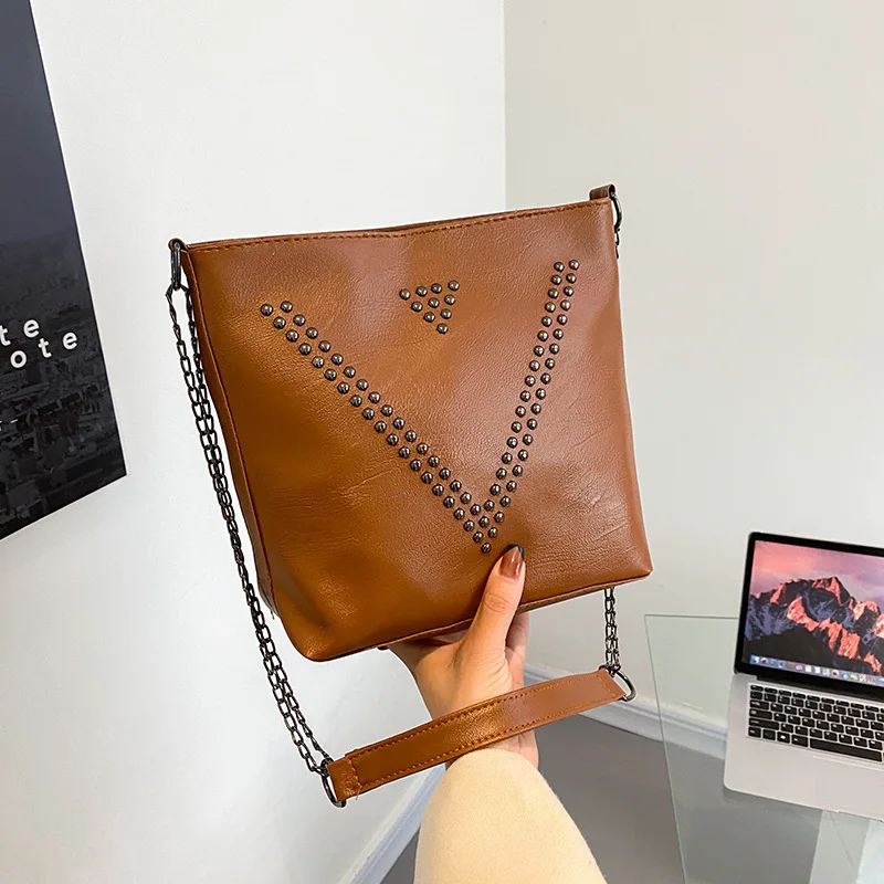 chain bag female 2021 new fashion casual shoulder cross-body bag retro rivet simple bucket bag designer bag purses and handbags 
chain bag female 2021 new fashion casual shoulder cross-body bag retro rivet simple bucket bag designer bag purses and handbags
