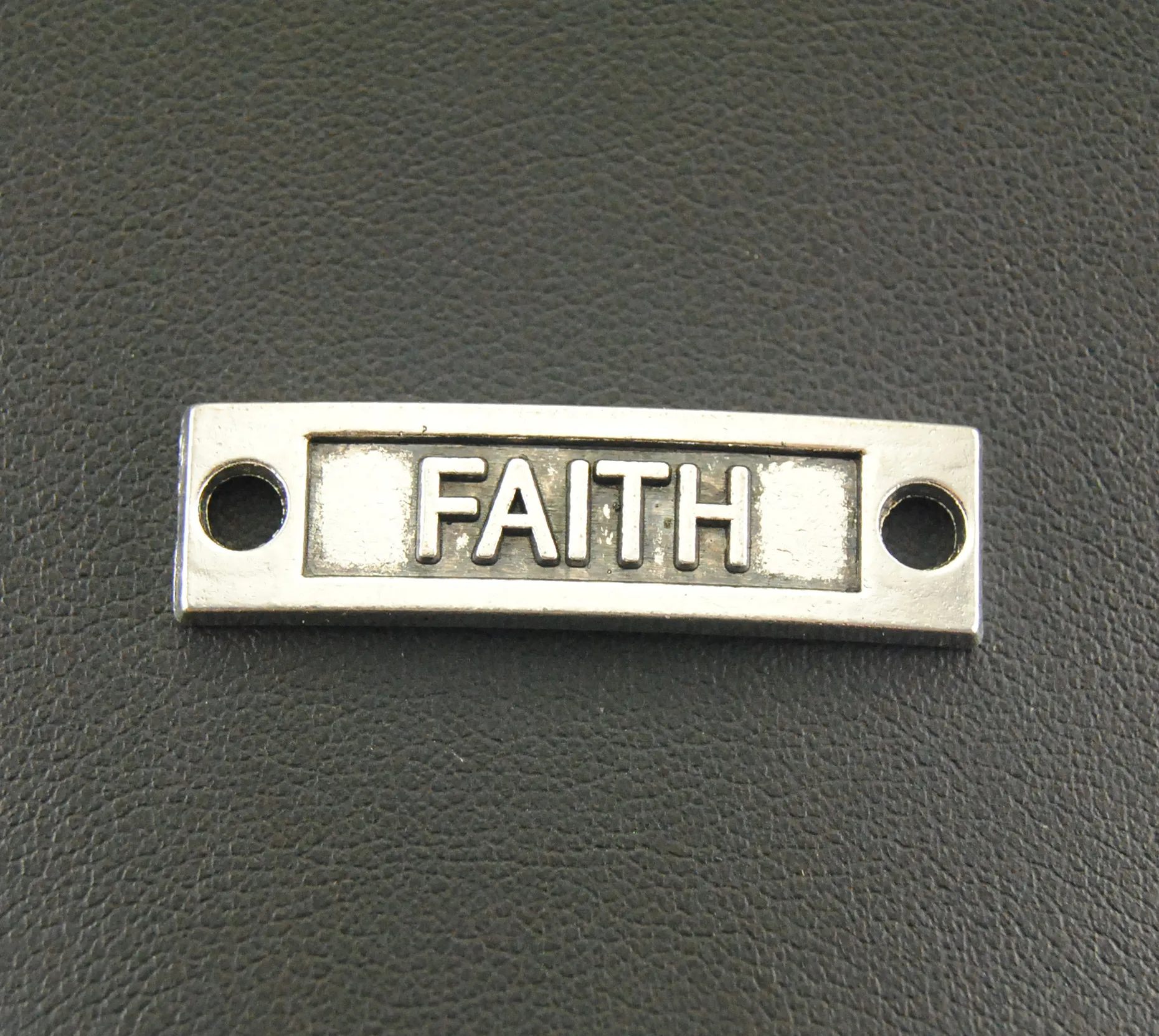 15 шт покрытые серебром Цвет письмо соединитель "Faith" Вдохновение Подвески металлический браслет ожерелье ювелирных изделий A483
15 шт покрытые серебром Цвет письмо соединитель "Faith" Вдохновение Подвески металлический браслет ожерелье ювелирных изделий A483