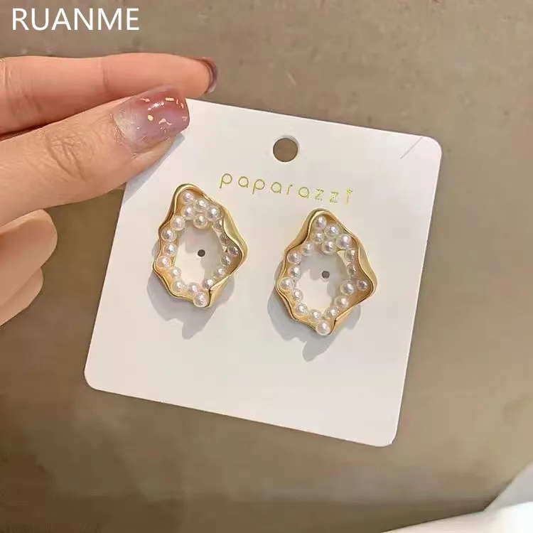 New Korean Metal Senior Fashion Sense Irregular Round Pearl Earring Restoring Ancient Ways Of Women's Accessories
New Korean Metal Senior Fashion Sense Irregular Round Pearl Earring Restoring Ancient Ways Of Women's Accessories