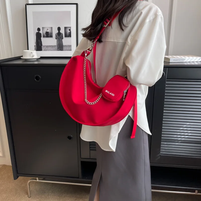 Canvas bag women's summer Joker 2023 new large-capacity one-shoulder red messenger bag niche simple jiaozi bag
Canvas bag women's summer Joker 2023 new large-capacity one-shoulder red messenger bag niche simple jiaozi bag