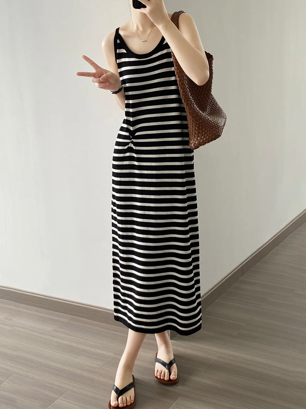 Striped Suspender Dress Female 2023 Summer New Korean Version of Lazy Loose Women's Spaghetti Strap Long Straight Dresses
Striped Suspender Dress Female 2023 Summer New Korean Version of Lazy Loose Women's Spaghetti Strap Long Straight Dresses