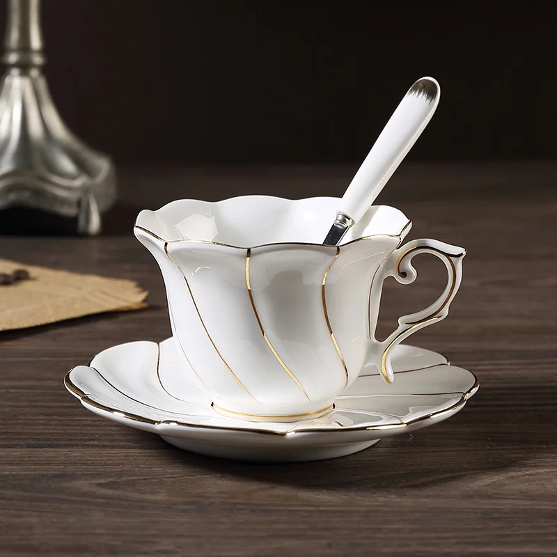 

Кофейная чашка в европейском стиле с золотой волной из костяного фарфора, набор блюдец и ложек, керамическая чашка 200 мл, Высококачественная...