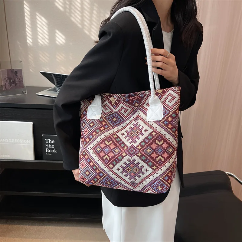 Women's Bag 2023 New Trend Fashion Commuter Bag Leisure Tote Bag Ethnic Style Large Capacity Canvas Bag for Women
Women's Bag 2023 New Trend Fashion Commuter Bag Leisure Tote Bag Ethnic Style Large Capacity Canvas Bag for Women