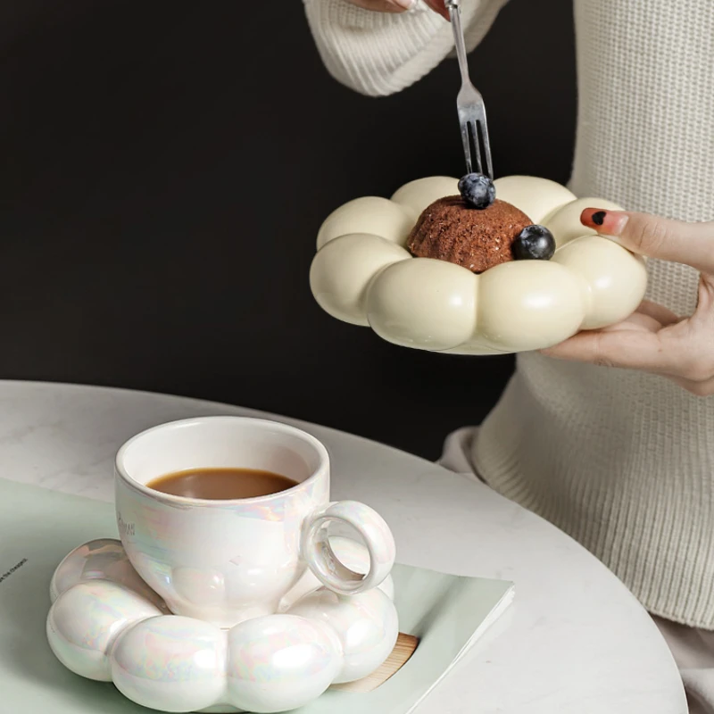 Ceramic Coffee Mugs Nordic Creative Cup with Sunflower Saucer Milk Tea Cup with Tray Birthday Christmas Gift Tabletop Decoration 
Ceramic Coffee Mugs Nordic Creative Cup with Sunflower Saucer Milk Tea Cup with Tray Birthday Christmas Gift Tabletop Decoration