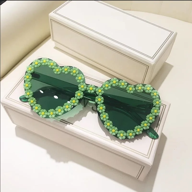 Stylish Heart-Shaped Sunglasses with Floral Detail for Women's Sun Glasses Vintage Lady Summer Accessories Eyewear
Stylish Heart-Shaped Sunglasses with Floral Detail for Women's Sun Glasses Vintage Lady Summer Accessories Eyewear
