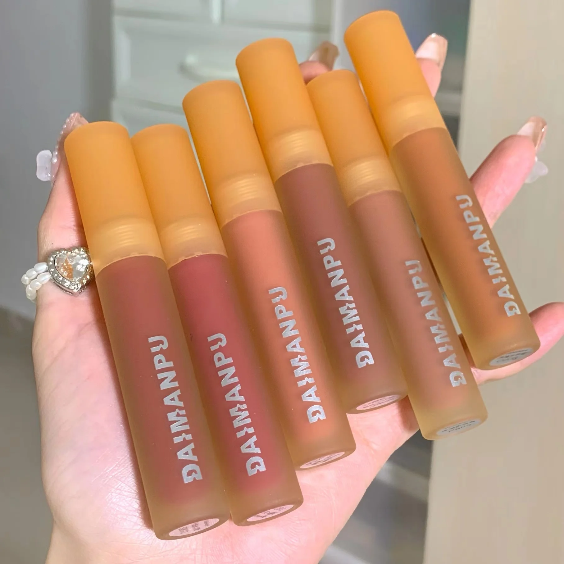 Moisturizing Clear Watery Lip Gloss Long Lasting High-Pigment Brighten Lip Makeup Shine Mirror Lip Glaze Smooth Girls' Lip Tint
Moisturizing Clear Watery Lip Gloss Long Lasting High-Pigment Brighten Lip Makeup Shine Mirror Lip Glaze Smooth Girls' Lip Tint