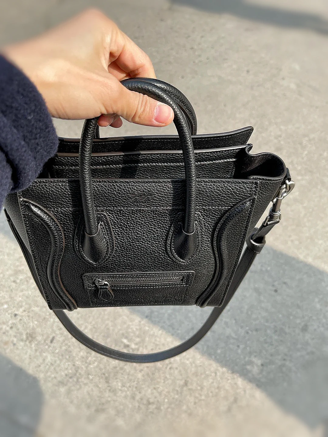 Tidal Litchi Pattern Smiling Face Handbag Personalized Bucket Bag Retro Large Capacity Fashion Simple One Shoulder Crossbody Bag
Tidal Litchi Pattern Smiling Face Handbag Personalized Bucket Bag Retro Large Capacity Fashion Simple One Shoulder Crossbody Bag