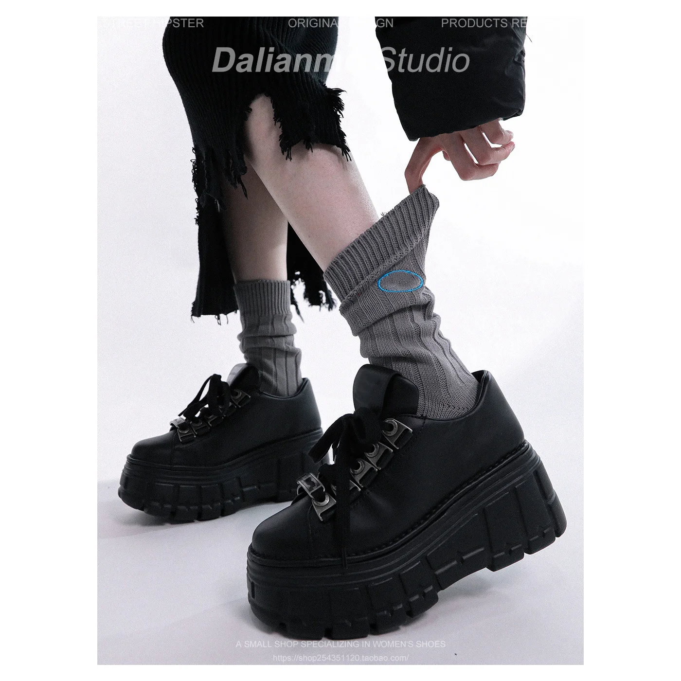 Women's High-Rise Ultra-Thick Bottom Leather Flat Metal Decorative Punk Board Lace-up Single-Layer Personalized Gothic Shoes
Women's High-Rise Ultra-Thick Bottom Leather Flat Metal Decorative Punk Board Lace-up Single-Layer Personalized Gothic Shoes