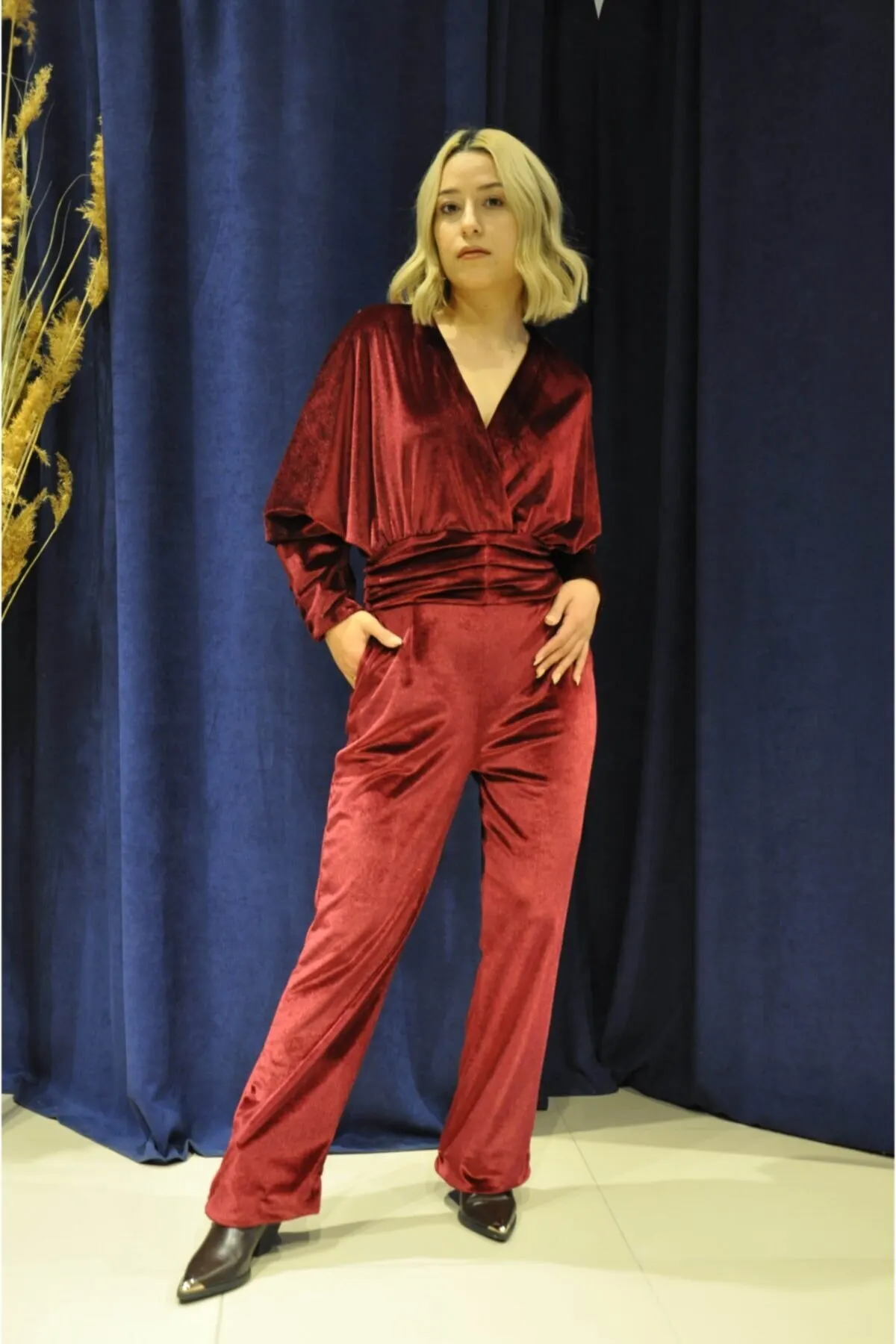 Women's Overalls Claret Red Velvet Jumpsuit Hot Style Quality Fabric Sleeveless Baggy Trousers Casual Jumpsuit
Women's Overalls Claret Red Velvet Jumpsuit Hot Style Quality Fabric Sleeveless Baggy Trousers Casual Jumpsuit