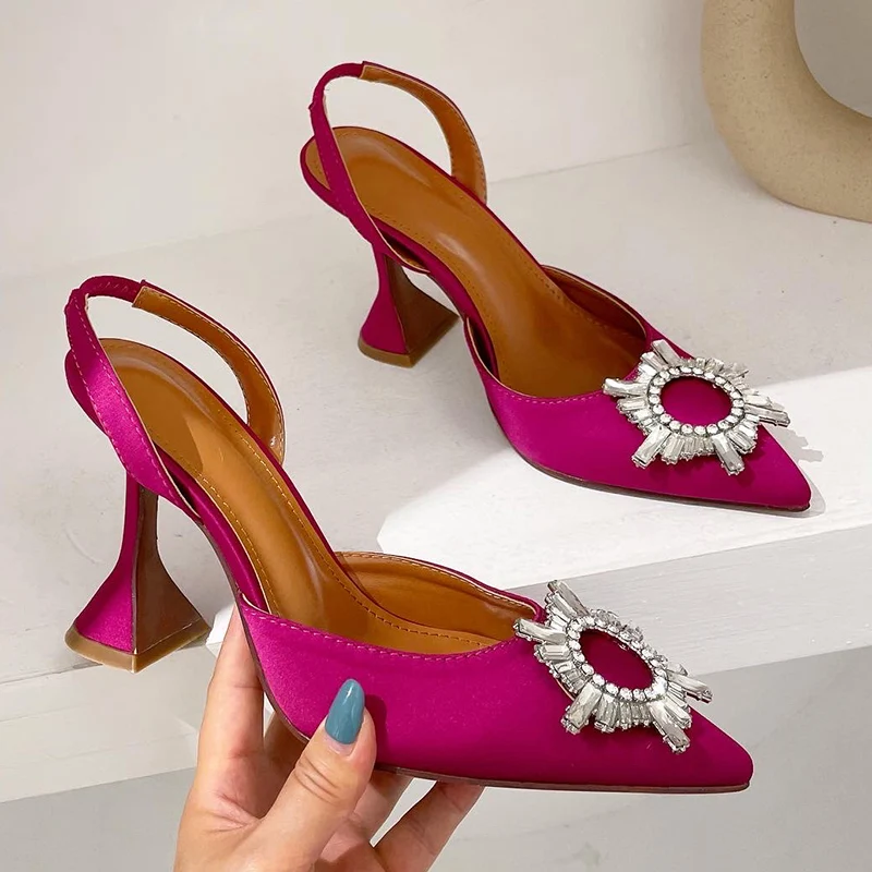 Новые Брендовые женские туфли на ремешке, модные блестящие сандалии с пряжкой и кристаллами, женские мюли на тонком высоком каблуке, с остры...
Новые Брендовые женские туфли на ремешке, модные блестящие сандалии с пряжкой и кристаллами, женские мюли на тонком высоком каблуке, с остры...