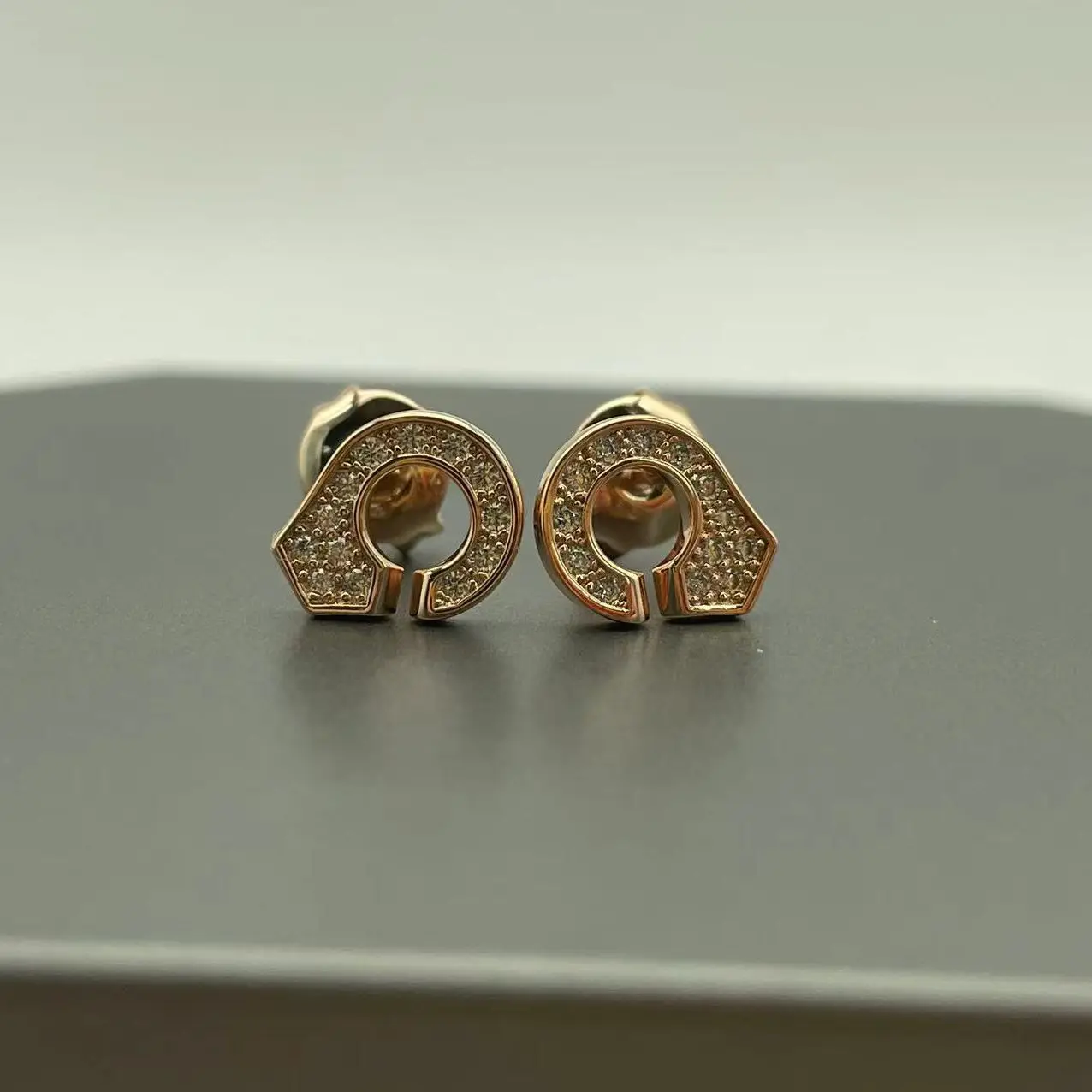 Menottes Series Full Zircon Diamond Luxury Deluxu Jewelry R8 Earring Gold 925 Sterling Silver French Paris Niche Style
Menottes Series Full Zircon Diamond Luxury Deluxu Jewelry R8 Earring Gold 925 Sterling Silver French Paris Niche Style