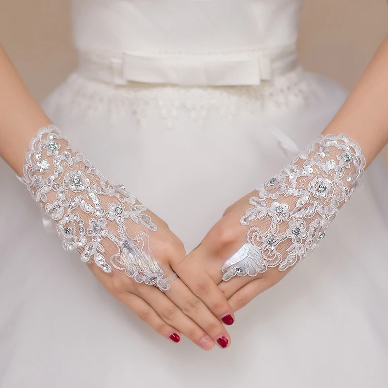 Фото Элегантные кружевные короткие свадебные перчатки с бисером недорогие