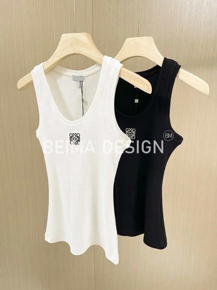 Wearing it on its own, it looks great with contrasting embroidery on pure cotton sleeveless tank top. Women's slim fitting and v
Wearing it on its own, it looks great with contrasting embroidery on pure cotton sleeveless tank top. Women's slim fitting and v