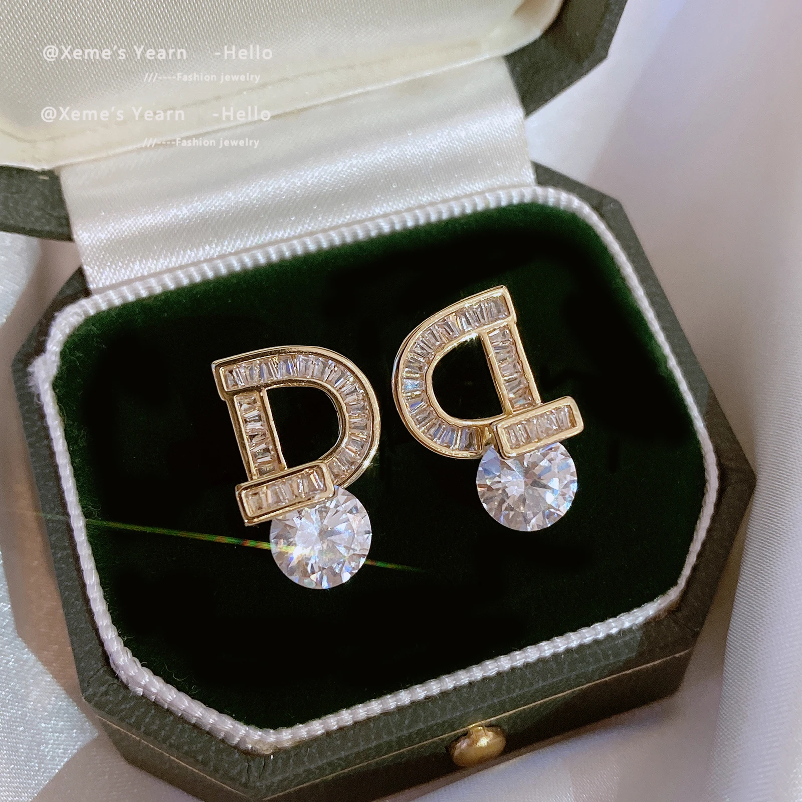 2022 New Classic Zircon Gold Color D Letter Earrings Korean Fashion Jewelry Party For Woman Girls Luxury Accessories Simple Gift
2022 New Classic Zircon Gold Color D Letter Earrings Korean Fashion Jewelry Party For Woman Girls Luxury Accessories Simple Gift