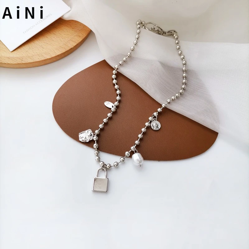 Modern Jewelry Lock Pendant Necklace 2021 New Design Silver Plated Simulated Pearl Hot Selling Necklace For Girl Lady Gifts
Modern Jewelry Lock Pendant Necklace 2021 New Design Silver Plated Simulated Pearl Hot Selling Necklace For Girl Lady Gifts