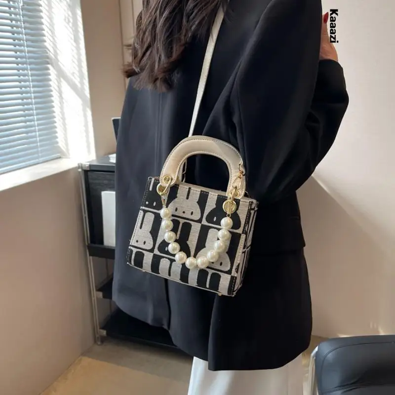 Cute Canvas Animal Print Shoulder Bag Pearl Crossbody Bag Beaded Handbags For Women Top Leather Handle Luxury Designer Fashion
Cute Canvas Animal Print Shoulder Bag Pearl Crossbody Bag Beaded Handbags For Women Top Leather Handle Luxury Designer Fashion