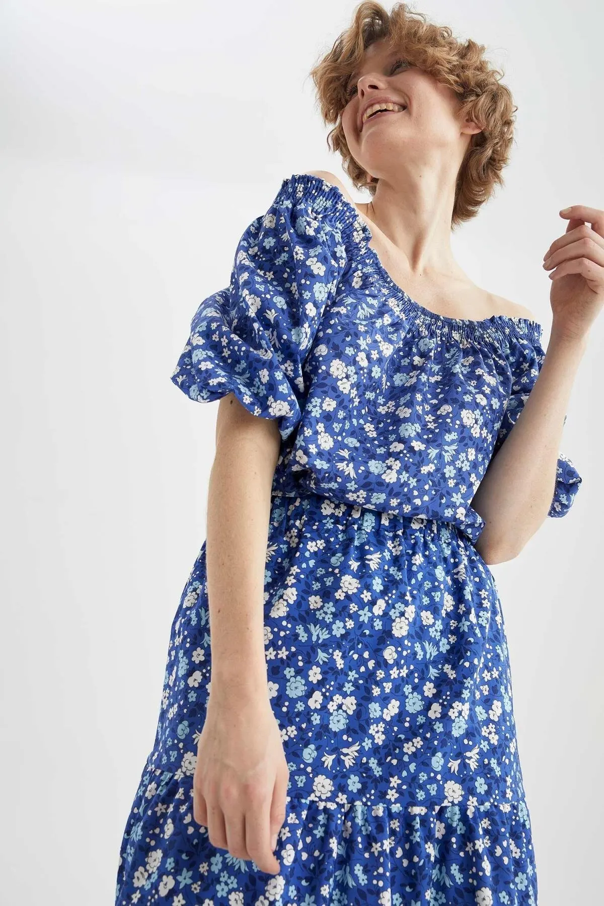 Женская летняя укороченная блузка с воротником «Кармен»
Женская летняя укороченная блузка с воротником «Кармен»