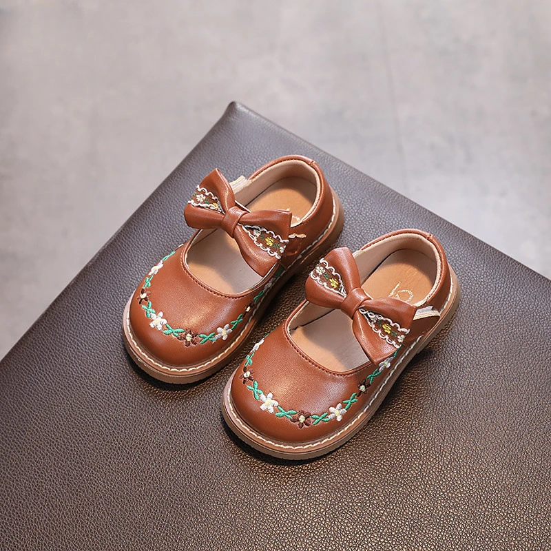 2023 Princess Toddlers Girls Leather Shoes Flat Retro Kids Embroidery Dress Shoes Soft New Autumn Sweet Floral Shoes Girl G08033
2023 Princess Toddlers Girls Leather Shoes Flat Retro Kids Embroidery Dress Shoes Soft New Autumn Sweet Floral Shoes Girl G08033
