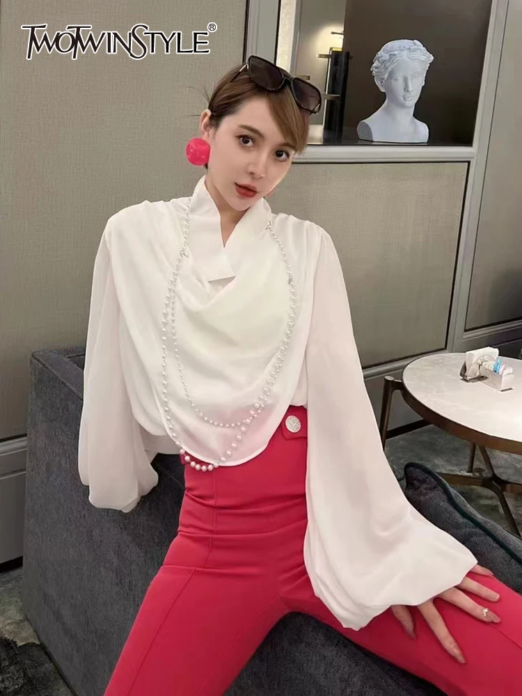 Женская однотонная блузка TWOTWINSTYLE, Повседневная Свободная блузка с длинным рукавом и асимметричным воротником, с жемчугом
Женская однотонная блузка TWOTWINSTYLE, Повседневная Свободная блузка с длинным рукавом и асимметричным воротником, с жемчугом