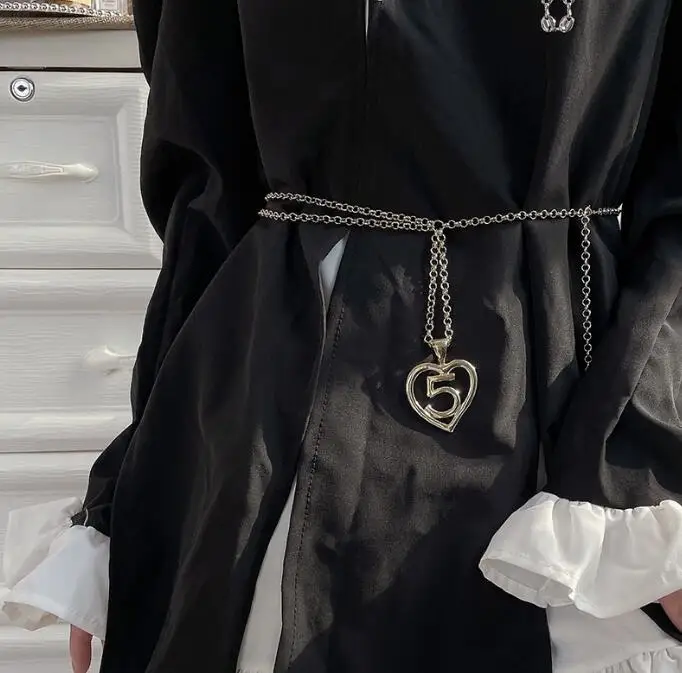 Женская цепочка с подвеской в виде большого сердца
Женская цепочка с подвеской в виде большого сердца