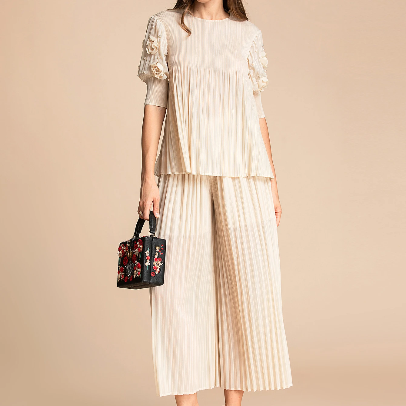 Fashion Runway Summer Pants Suit Women's O-Neck Puff sleeve applique Loose Top and Wide leg pants Two Pieces Set
Fashion Runway Summer Pants Suit Women's O-Neck Puff sleeve applique Loose Top and Wide leg pants Two Pieces Set