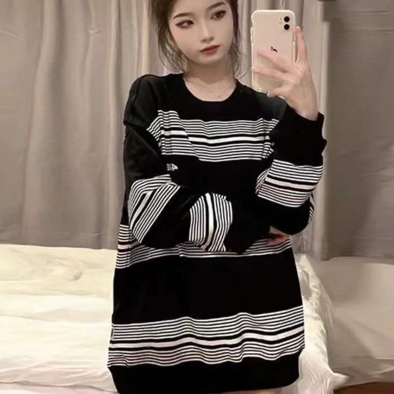 Vintage Striped Round Neck Sweater for Women In Autumn and Winter Loose Fashion Thin Style Slouchy Style Long Sleeve Top Fashion
Vintage Striped Round Neck Sweater for Women In Autumn and Winter Loose Fashion Thin Style Slouchy Style Long Sleeve Top Fashion