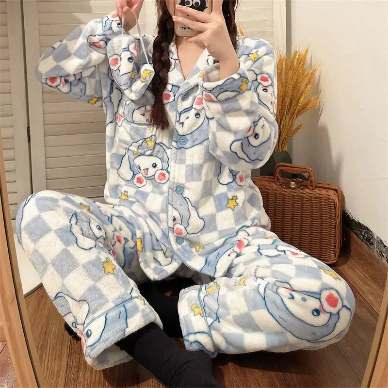 Kawaii Sanriod аниме хобби Cinnamoroll Коралловая флисовая Пижама осень и зима женский Мягкий и утепленный домашний комплект одежды
Kawaii Sanriod аниме хобби Cinnamoroll Коралловая флисовая Пижама осень и зима женский Мягкий и утепленный домашний комплект одежды