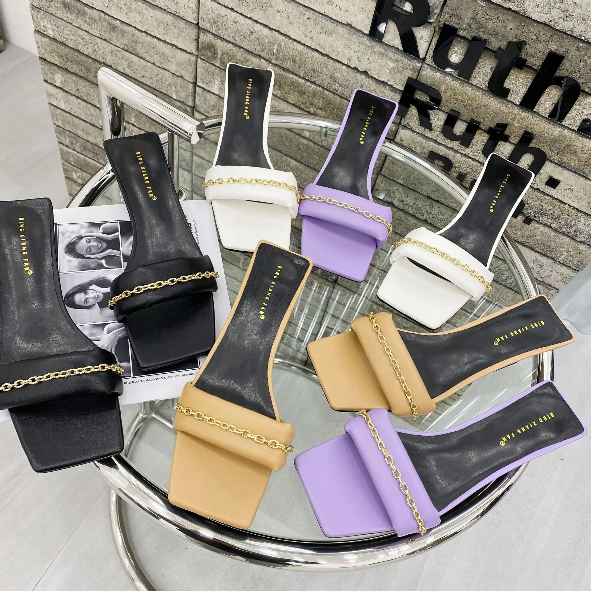 Chain Low Heels Slippers Women Outdoor Casual 2022 Summer Square Toe Sandals Women Slides Elegant Party Shoes Luxury Brand 42 43
Chain Low Heels Slippers Women Outdoor Casual 2022 Summer Square Toe Sandals Women Slides Elegant Party Shoes Luxury Brand 42 43