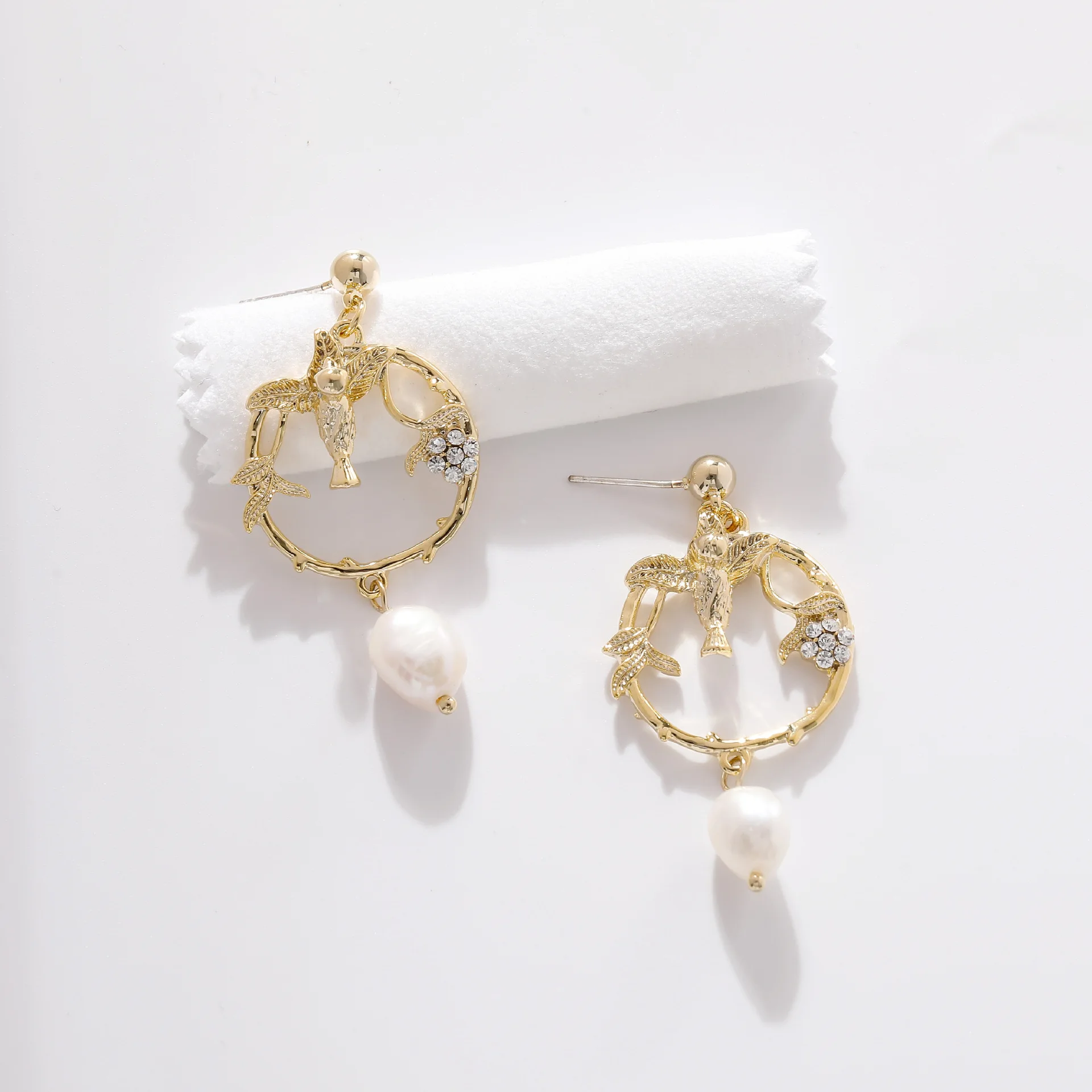925 silver needle earrings Korean fashion temperament freshwater pearl earrings net red slim simple bird-shaped flower earrings
925 silver needle earrings Korean fashion temperament freshwater pearl earrings net red slim simple bird-shaped flower earrings