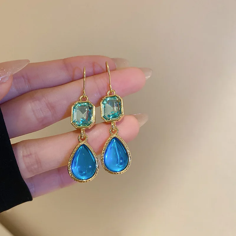 2023 New Fashion Trend Unique Design Delicate Elegant Vintage Zirconia Square Earrings Women Jewelry Wedding Party Premium Gifts
2023 New Fashion Trend Unique Design Delicate Elegant Vintage Zirconia Square Earrings Women Jewelry Wedding Party Premium Gifts