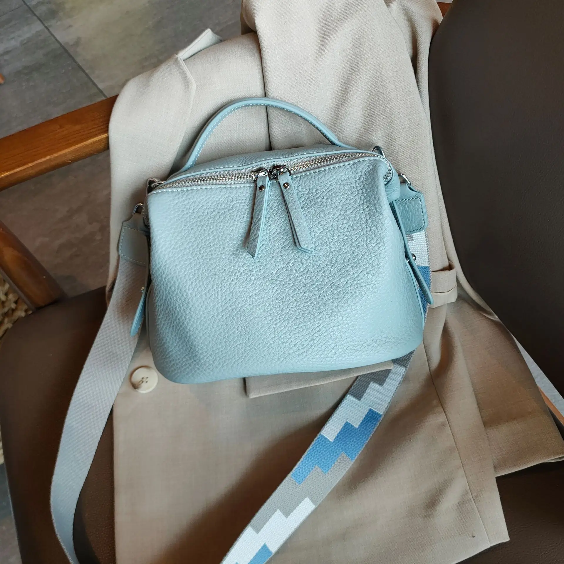 2022 New Soft Cow Leather One Shoulder Messenger Bag Wide Shoulder Strap Casual Versatile Women's Bag
2022 New Soft Cow Leather One Shoulder Messenger Bag Wide Shoulder Strap Casual Versatile Women's Bag