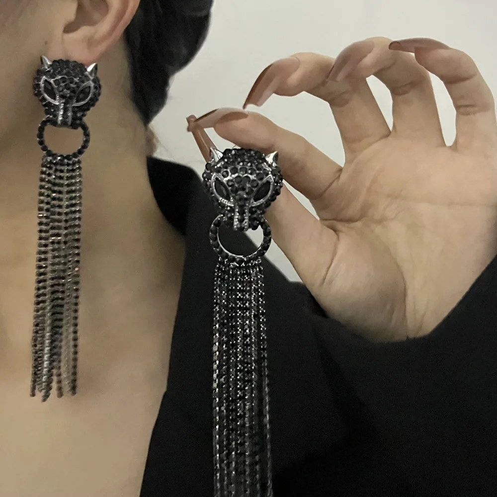 Sexy Black Rhinestone Fox Head Long Tassel Hanging Drop Earrings Party Jewelry for Women Shiny Crystal Geometric Dangle Earrings
Sexy Black Rhinestone Fox Head Long Tassel Hanging Drop Earrings Party Jewelry for Women Shiny Crystal Geometric Dangle Earrings