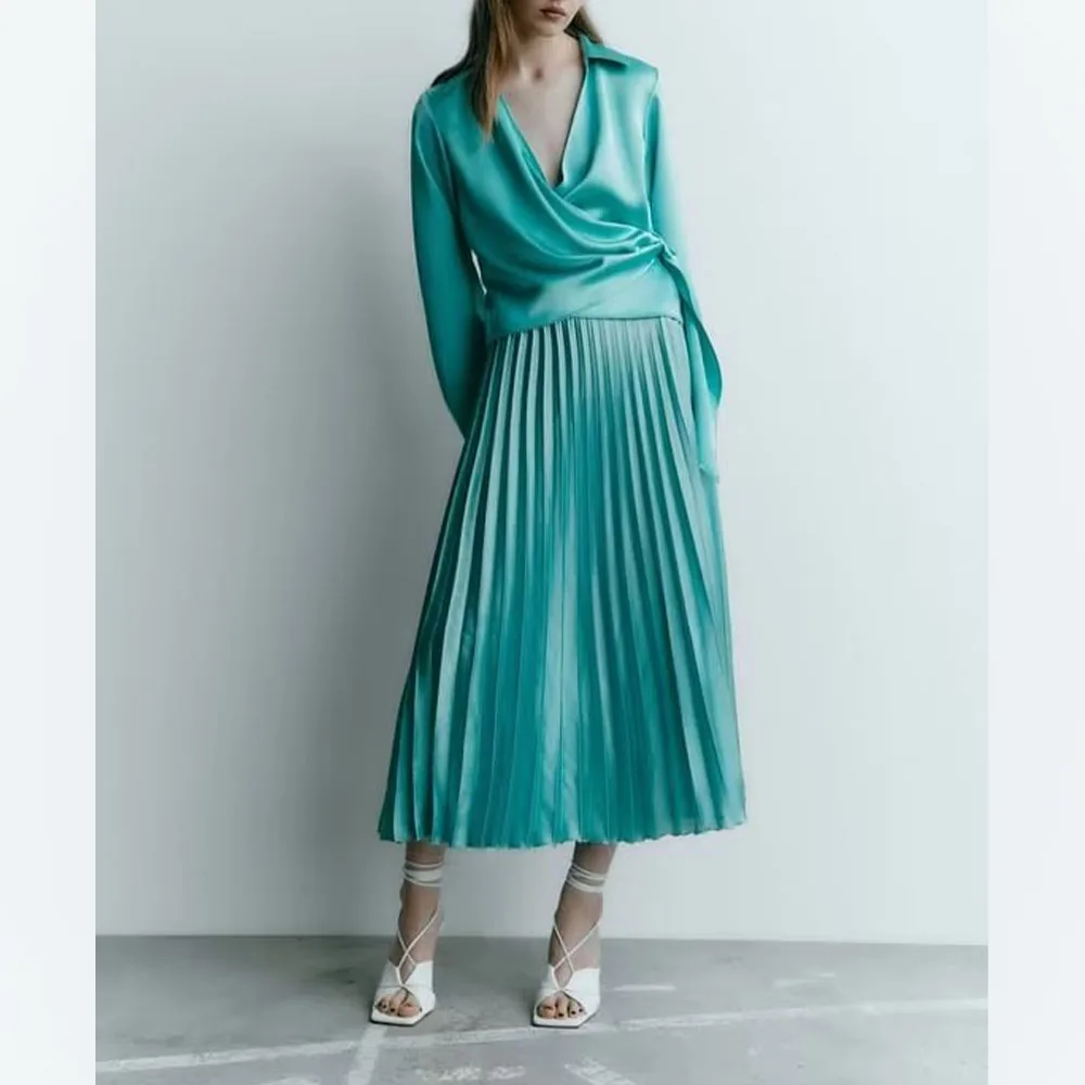 2022 women's summer new silk satin texture double-breasted shirt pleated skirt suit asymmetric lace-up short top high waist skir
2022 women's summer new silk satin texture double-breasted shirt pleated skirt suit asymmetric lace-up short top high waist skir