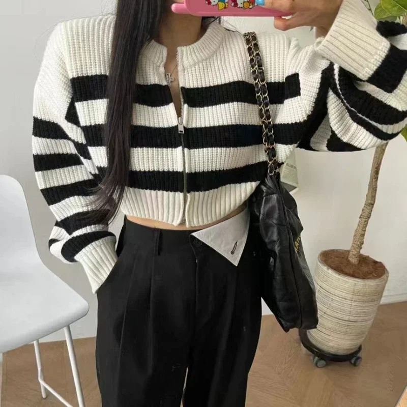 Chic Striped Zipper Cropped Cardigan Women Short Korean Fashion Knitted Short Sweater Female Vintage Long Sleeve Knitwear Tops
Chic Striped Zipper Cropped Cardigan Women Short Korean Fashion Knitted Short Sweater Female Vintage Long Sleeve Knitwear Tops