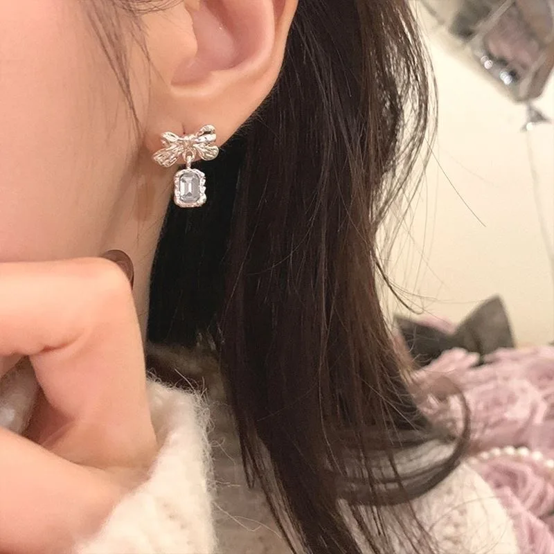 925 Sterling Silver Cute Girl Bowknot Zircon Earrings for Women Fashion Exquisite Earrings New Tide Jewelry Gifts
925 Sterling Silver Cute Girl Bowknot Zircon Earrings for Women Fashion Exquisite Earrings New Tide Jewelry Gifts