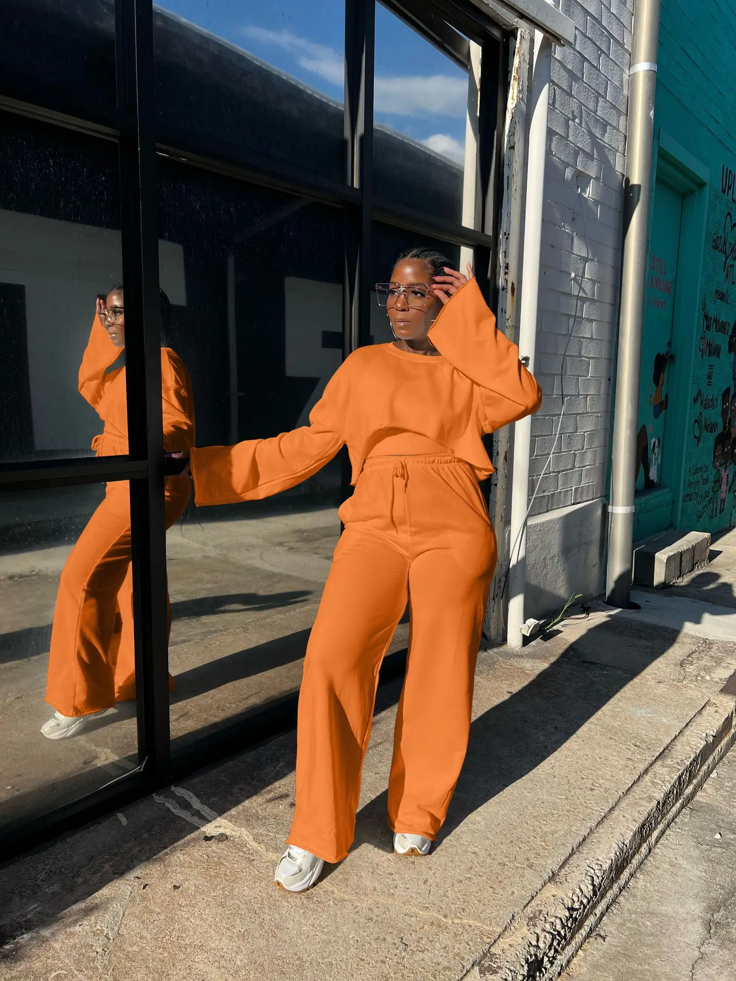 Женский спортивный костюм из 3 предметов, свитшот с длинным рукавом и широкие брюки
Женский спортивный костюм из 3 предметов, свитшот с длинным рукавом и широкие брюки