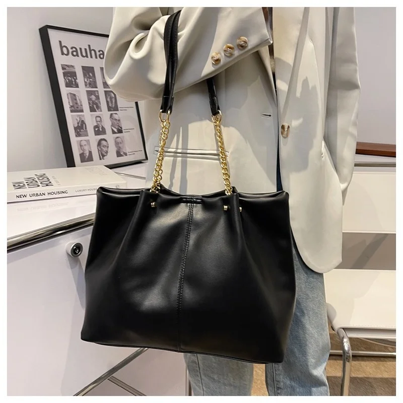 Women's Bag Soft Leather Chain Large Bag 2022 Spring and Summer New Solid Color Student Class Bag Commuter Fashion Shoulder Bag
Women's Bag Soft Leather Chain Large Bag 2022 Spring and Summer New Solid Color Student Class Bag Commuter Fashion Shoulder Bag