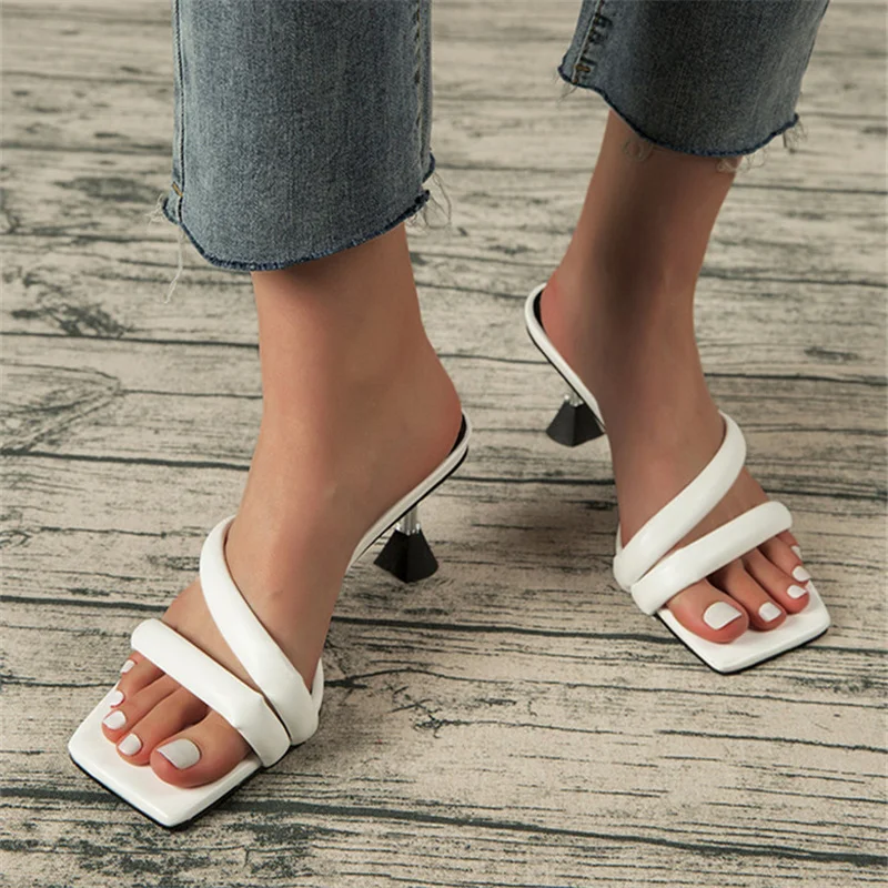 Летние шлепанцы для зрелых женщин, со стразами, на низком каблуке, большие размеры 36-42, сексуальные дизайнерские женские Тапочки 
Летние шлепанцы для зрелых женщин, со стразами, на низком каблуке, большие размеры 36-42, сексуальные дизайнерские женские Тапочки